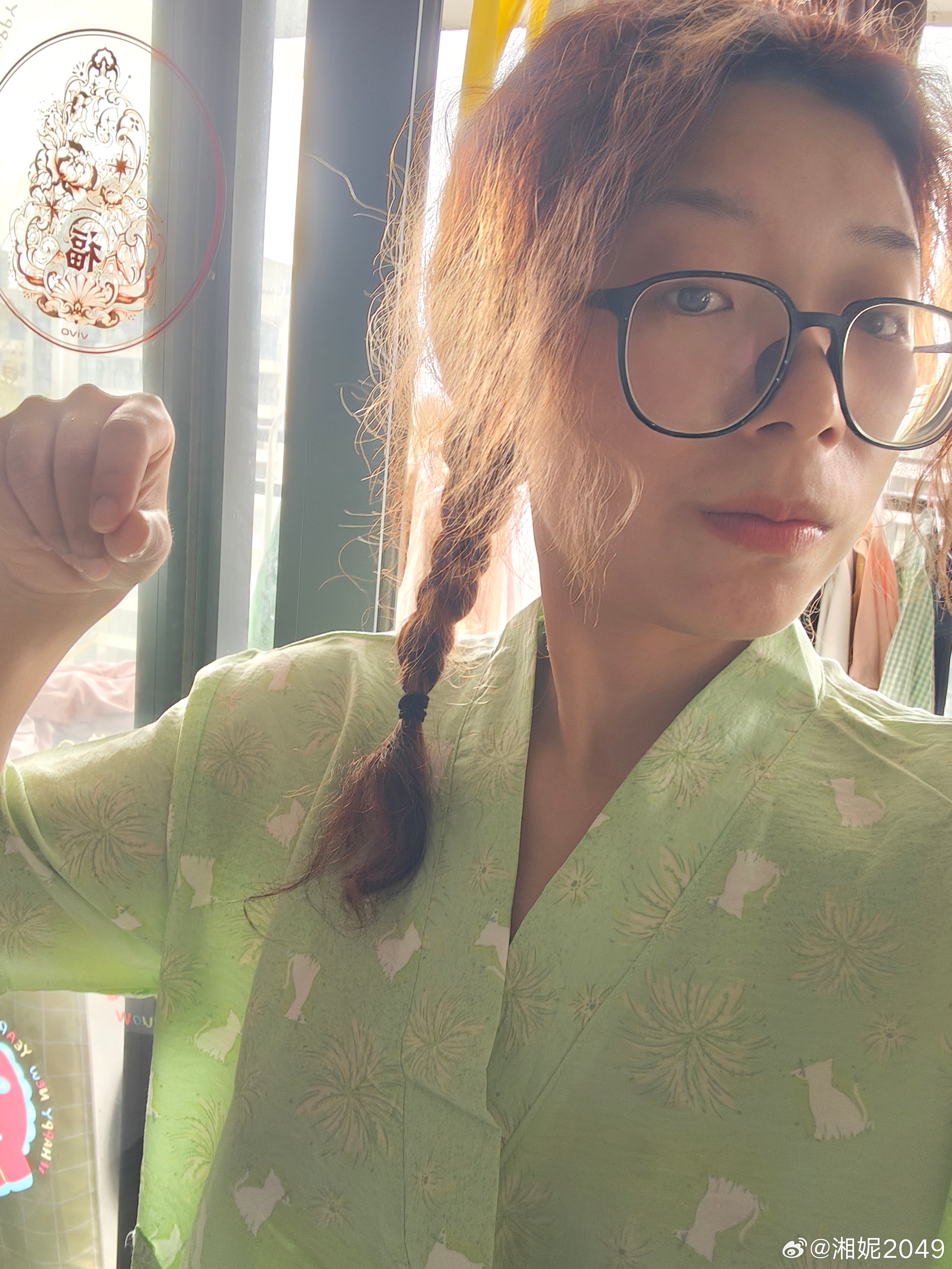 再看一眼介个小黄毛，待会要自己染个鸿运当头！ 