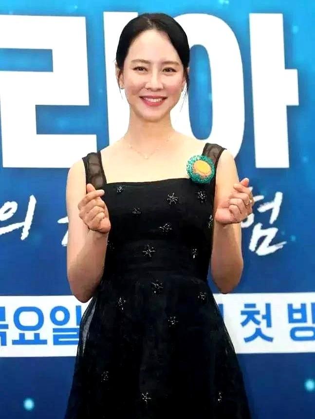 韩媒报道，21日宋智孝经纪公司有大动作。
有人往公司邮箱里塞了一封邮件，指控她爸