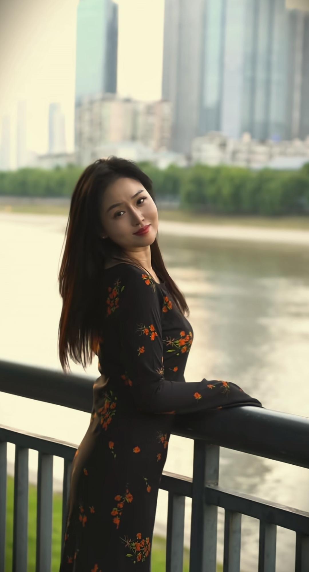 人美心善，气质温柔的女人，独处也是一道风景。今日分享随手拍照片 分享最美风景照