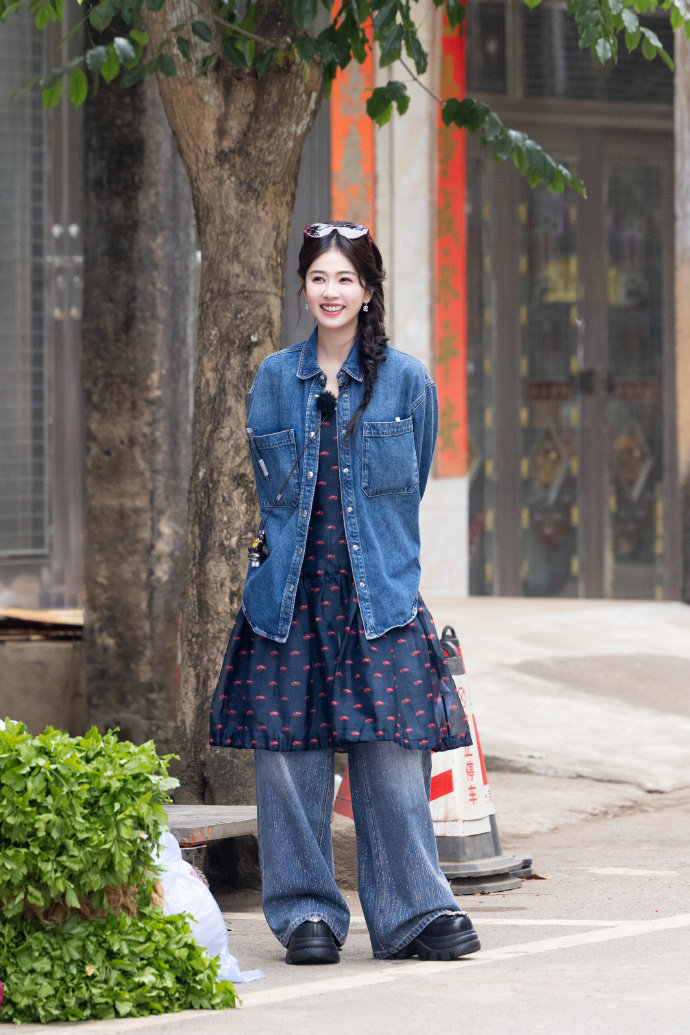 白鹿用笑容招待每一位相遇的人 白鹿碎花裙搭牛仔裤白鹿用笑容招待每一位相遇的人，白