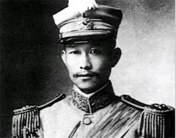 1954年，小凤仙病逝。去世前，她手里紧紧攥着蔡锷的照片。谁知，蔡锷后人提到小凤