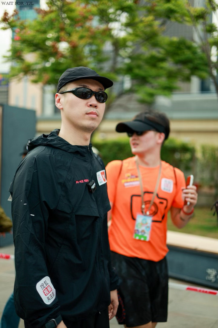 黄晓明杨九郎极限拉扯黄晓明叫杨九郎哥黄晓明一句“九郎哥”直接把辈分玩明白了，极限