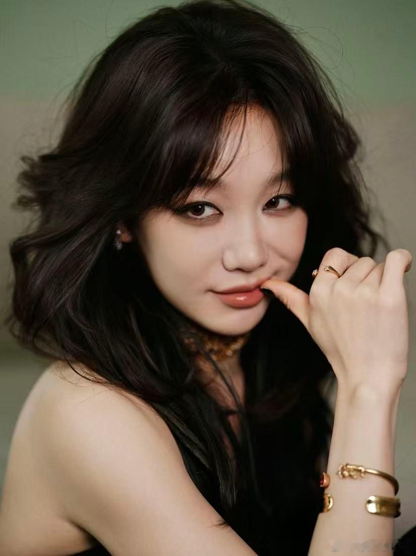 徐梦洁顶着甜妹脸说粤语 徐梦洁真的美到犯规，自己穿着美美的短裙，却一直记挂着粉丝