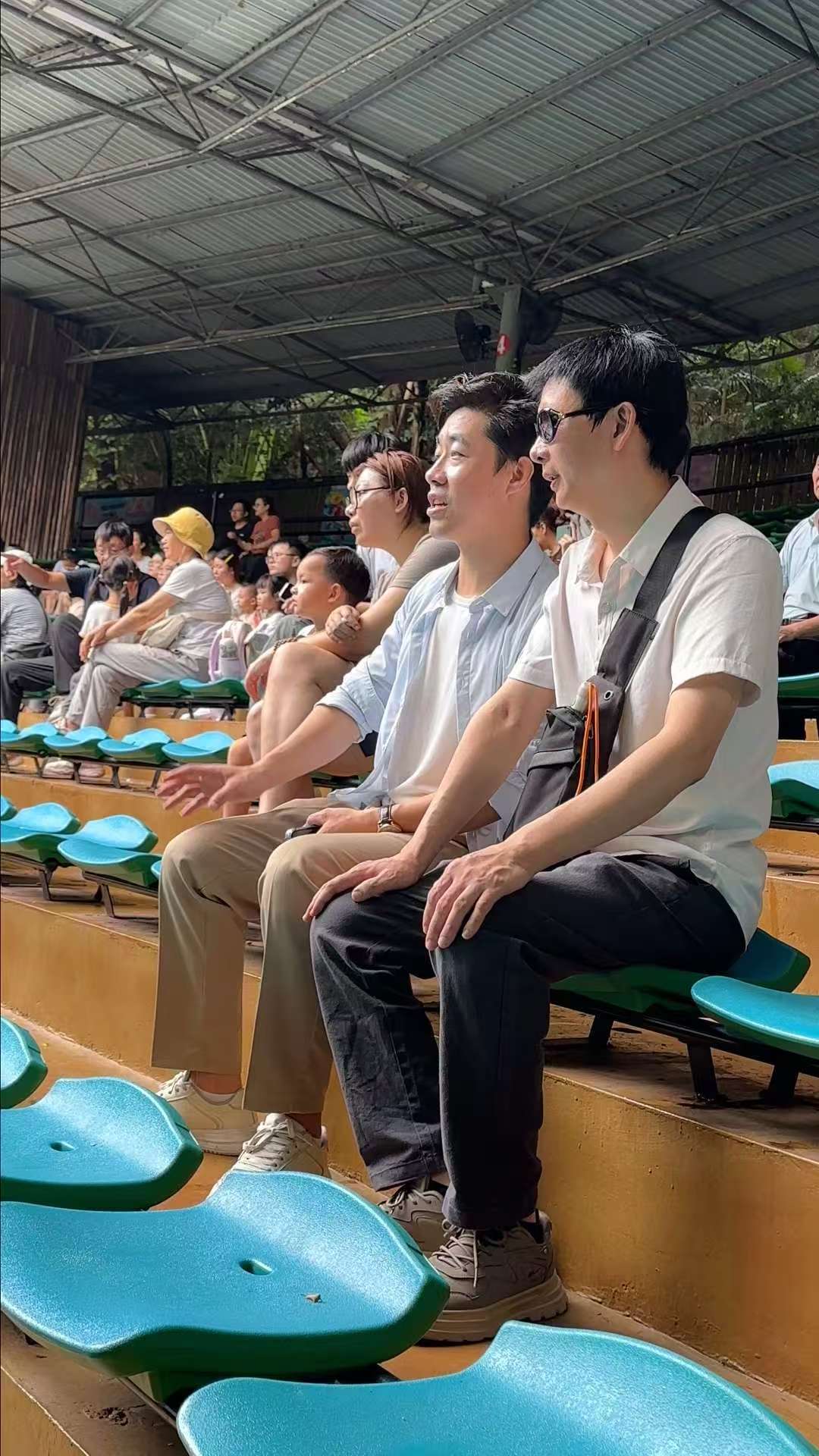 广州车主带盲人自驾感受别样风景传祺M8载着善意奔赴看不见的风景不止亮眼销量，更看