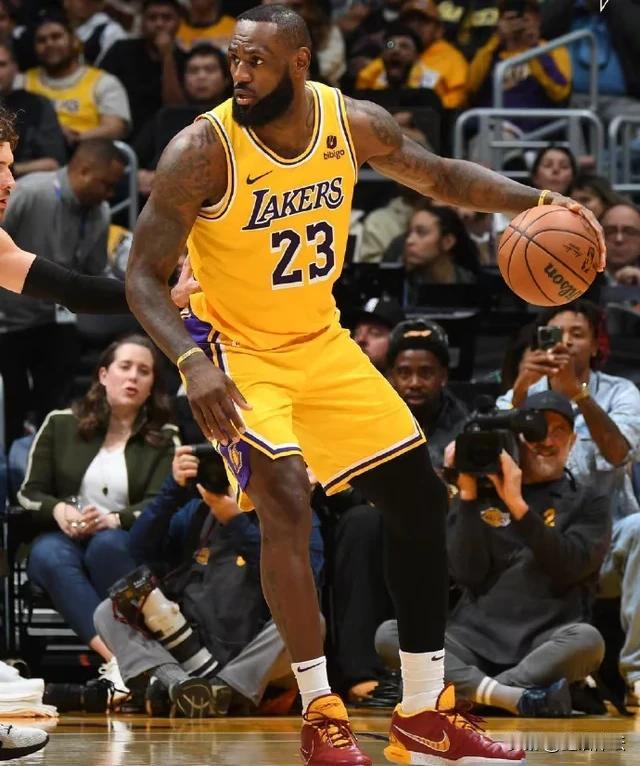 拒绝回家！湖人终结对阵掘金的11连败#NBA# 

北京时间今天上午，本赛季NB