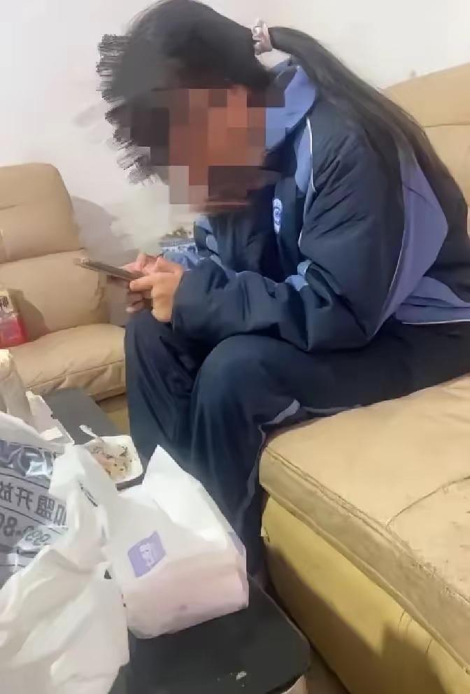 湘潭一母亲宫颈癌晚期，把高中女儿托给闺蜜。
闺蜜顶着丈夫反对、母亲劝阻、邻居闲话