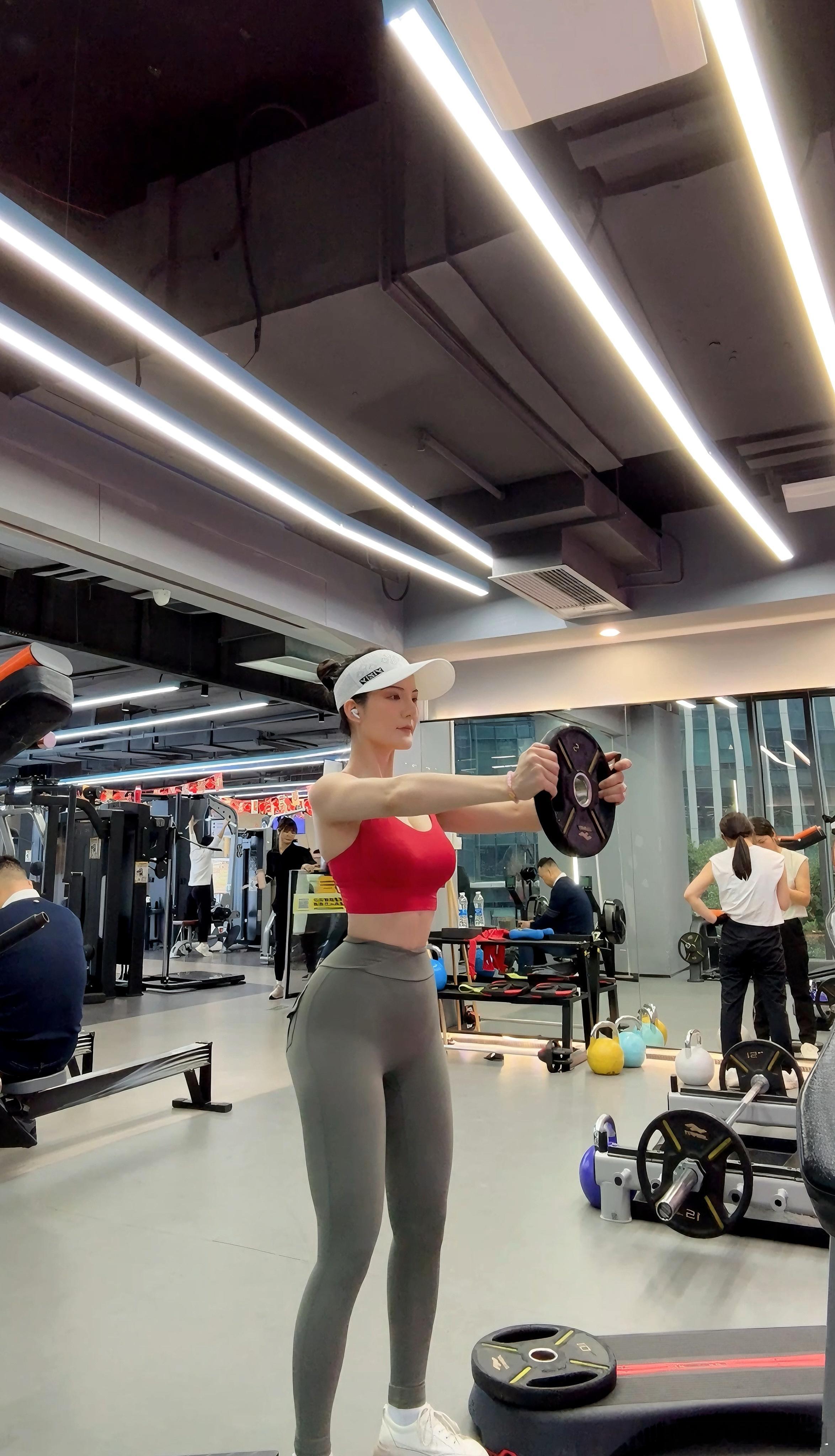 长胖先胖臀，这不是天赋还能是什么呢？一个月去两次健身房，还都是为了拍照[困]哎呀