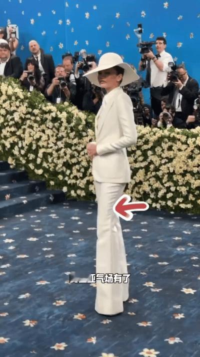 2025年MetGala红毯堪称“神仙打架”：赞达亚一袭银色战袍气场两米八，BL