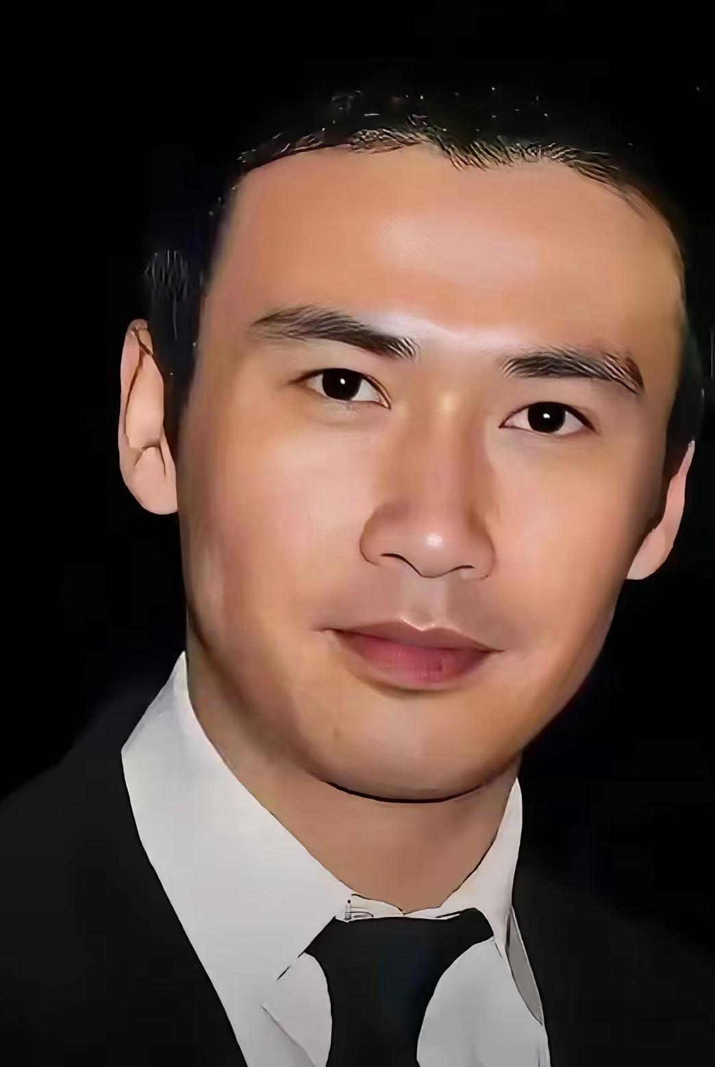 内娱公认颜值天花板！当年迷倒万千少女，妥妥一代人的梦中情郎。
眉眼俊朗气质独特，