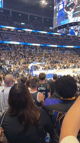 昨日肯纳德绝杀后，一球迷当场脱掉比塔泽球衣，身披詹姆斯球衣庆祝湖人绝杀魔术