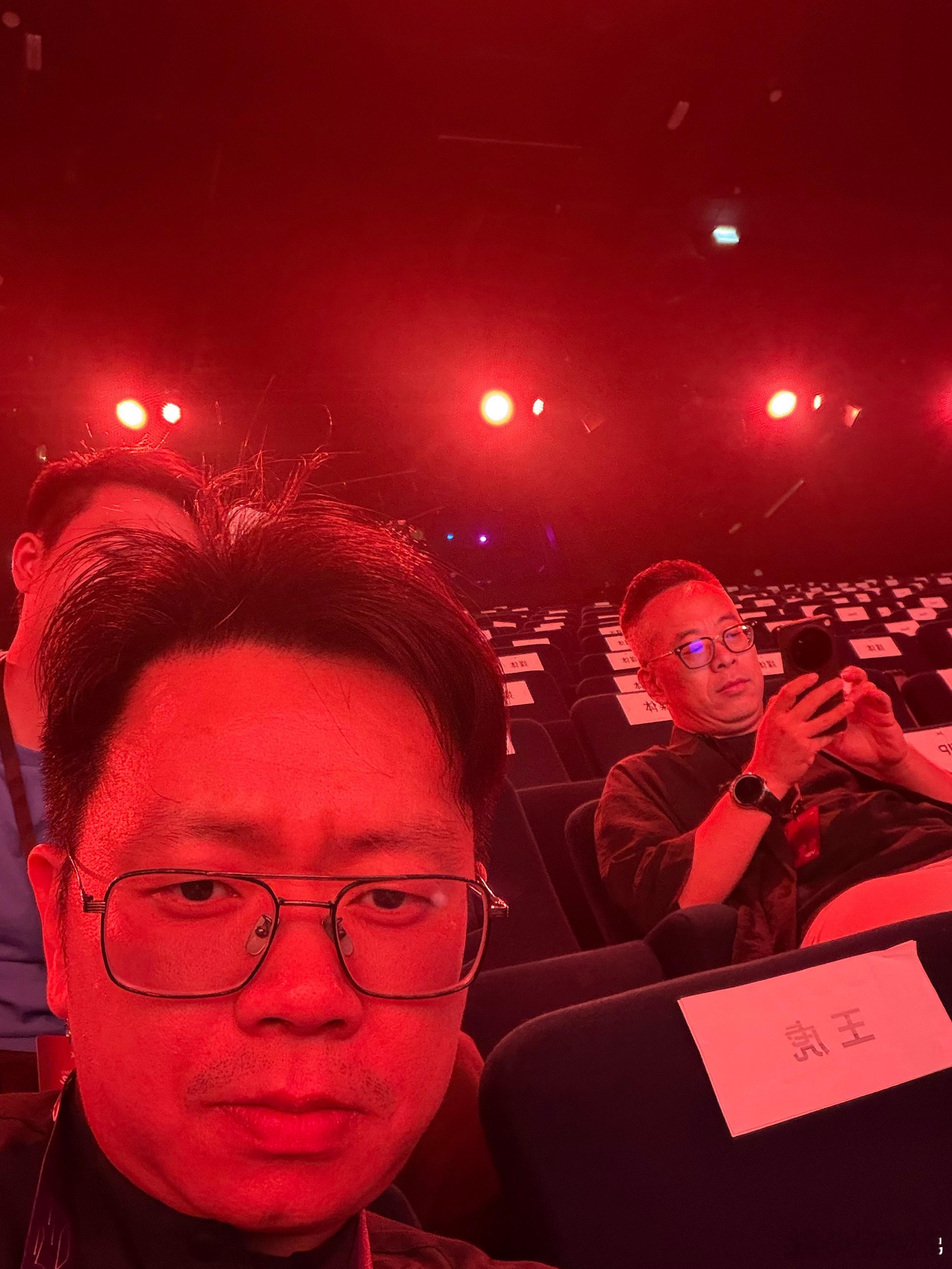 小鹏MONAL03的订单就在我后面那个男人的手机里，很想去后面看看电动兄弟小鹏m