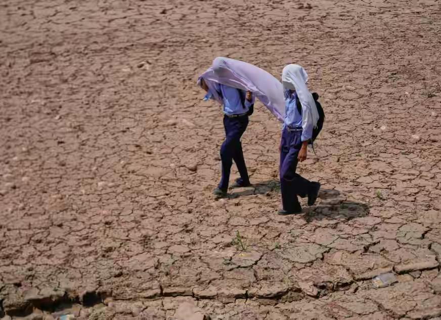 2026年夏天的欧洲，彻底撕下了高福利文明的伪装。

法国冲到43度、英国突破3