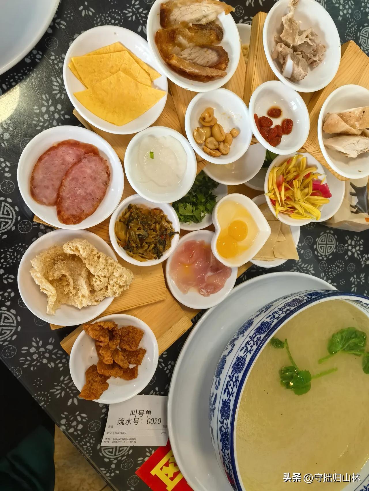 七律·蒙自过桥米线
滇南佳馔韵悠长，
蒙自琼羹誉远扬。
海碗盛汤凝玉露，
小碟列