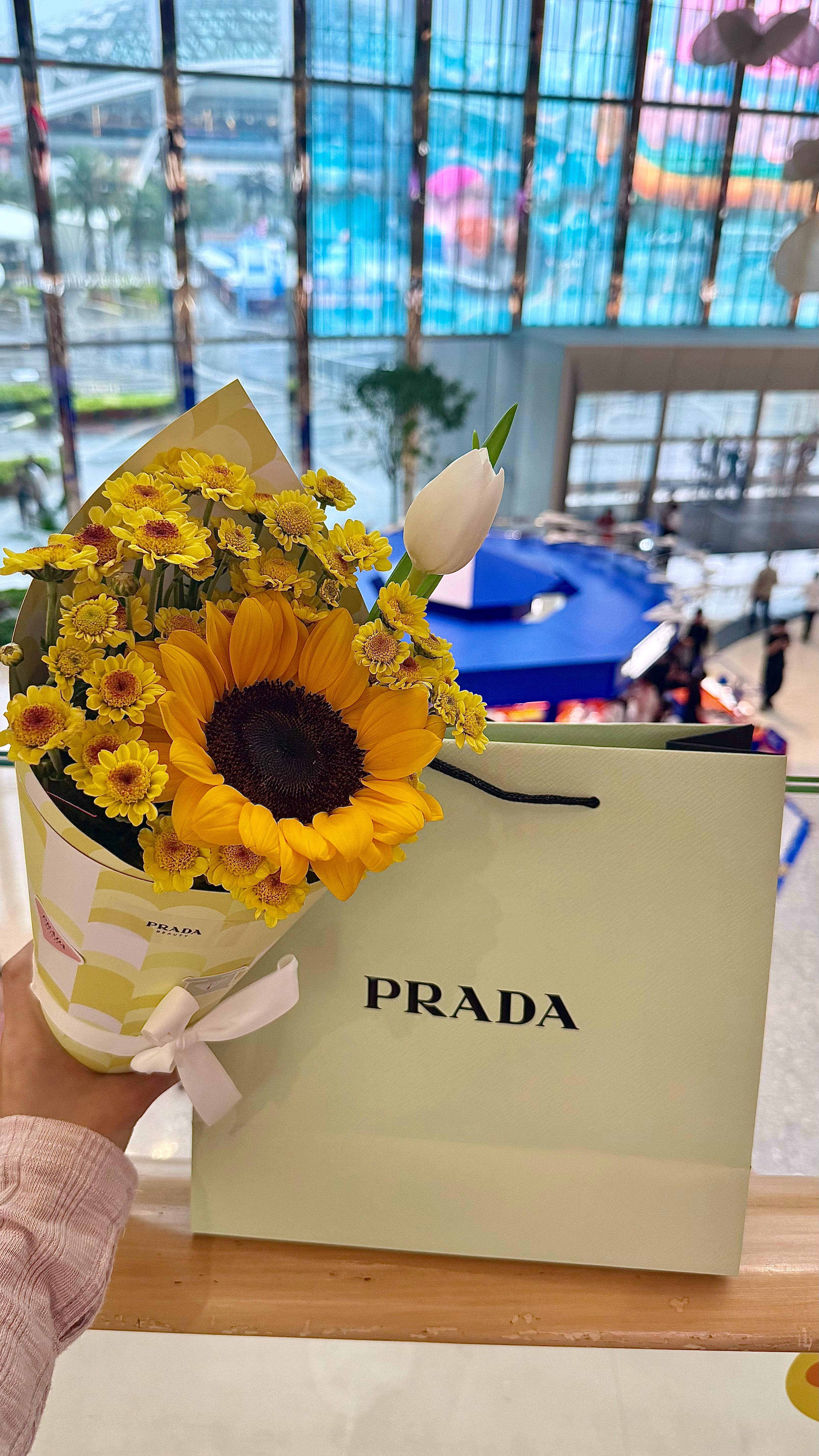 Prada最忠实的信徒来了一对好心的中年夫妻送的七夕礼物 