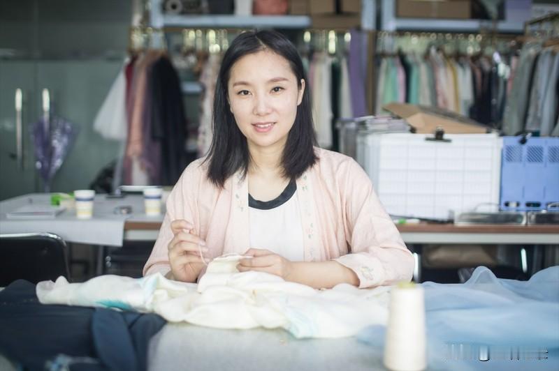爱美之心人皆有之
女人就得好好打扮自己
买衣服，买化妆品
还要给自己买点喜欢吃的