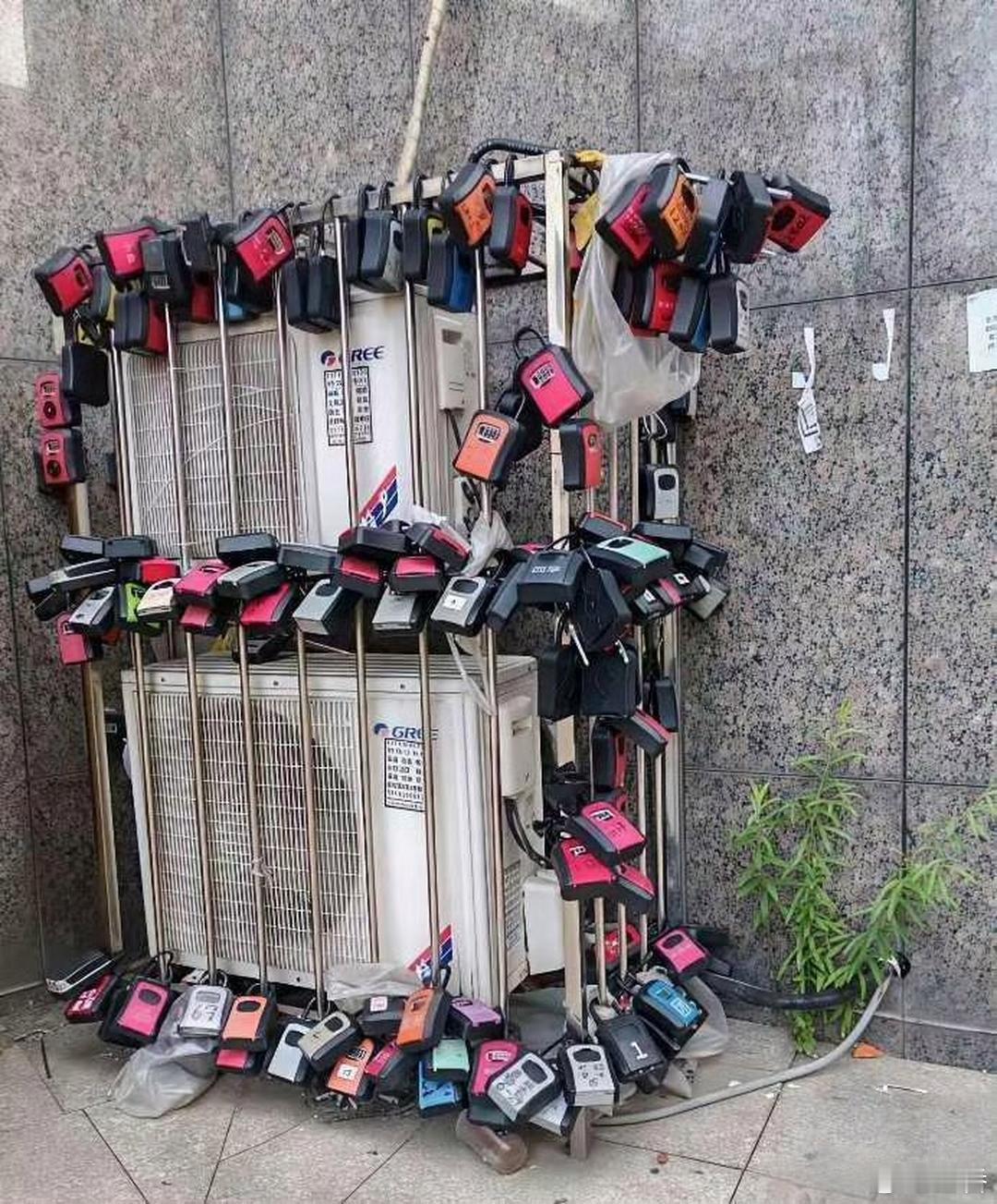 空调外机架上挂的是些啥？许愿的吗？没看懂！