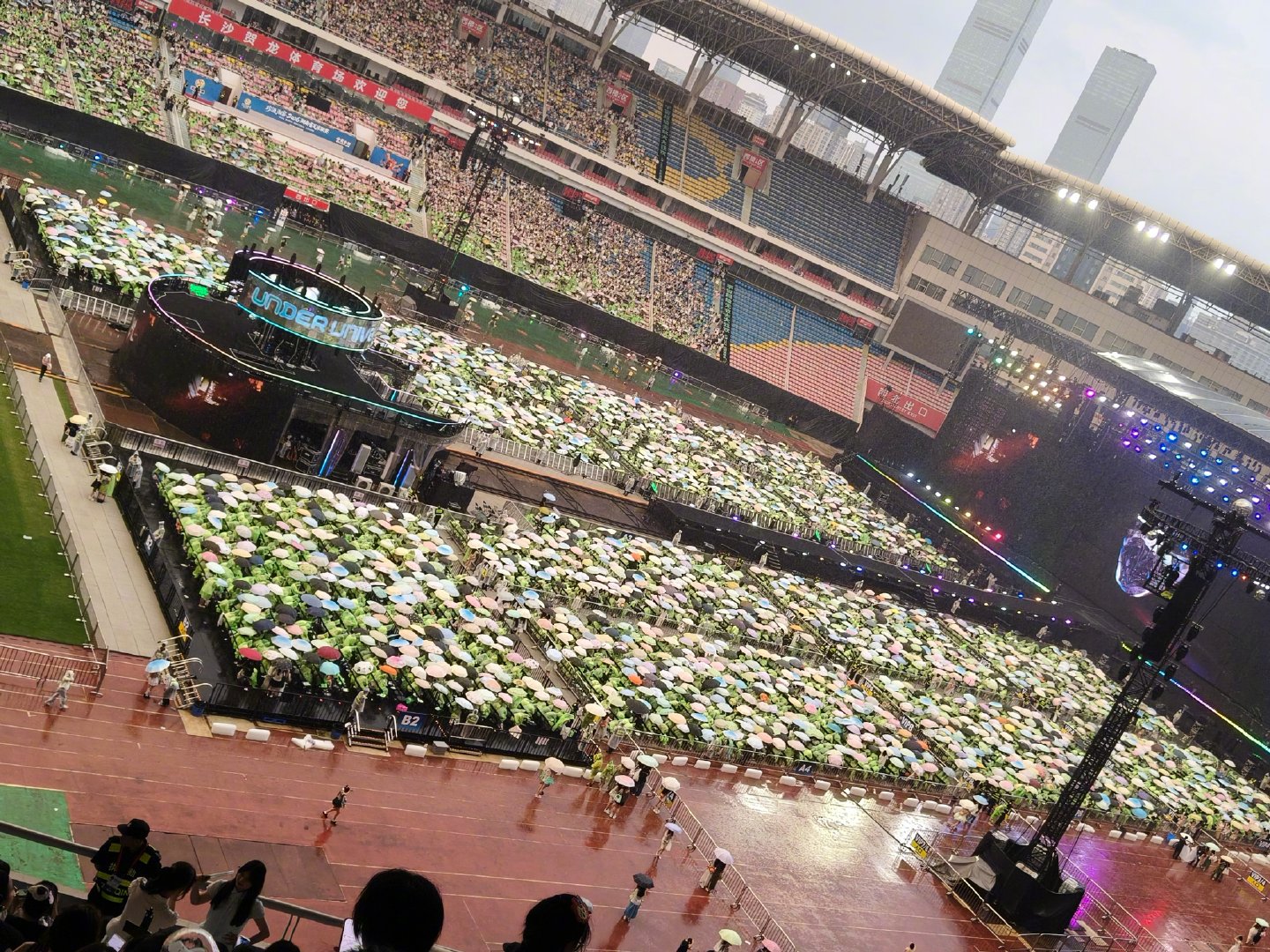 王源演唱会长满了蘑菇谁看了不惊叹！王源长沙演唱会现场下起雨，无数雨伞依次撑开铺满