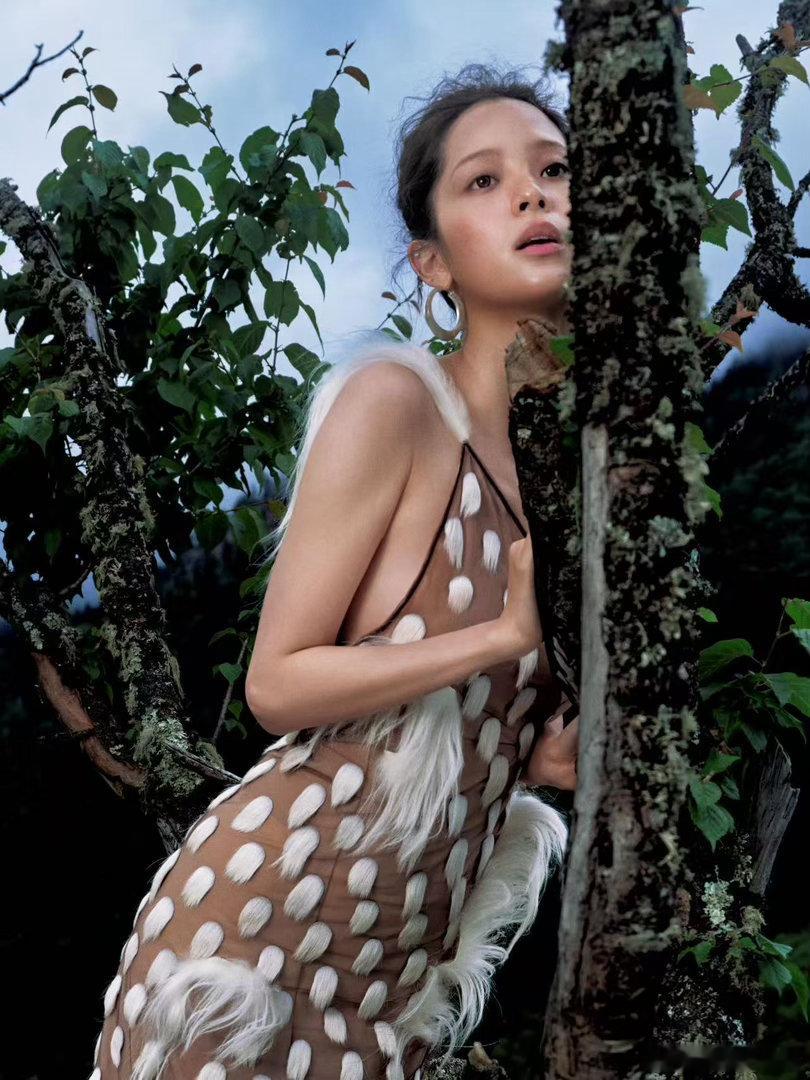 欧阳娜娜光脚出场梦回去年 去年光脚今年还光脚，说明她是真的不喜欢穿高跟鞋。红毯上