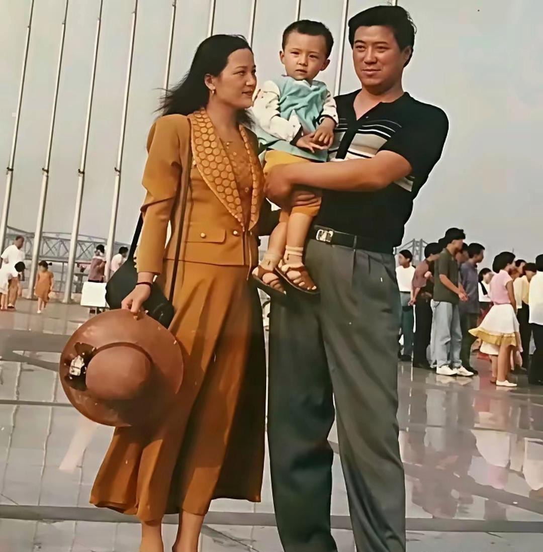 黄景瑜小时候与爸妈的留影