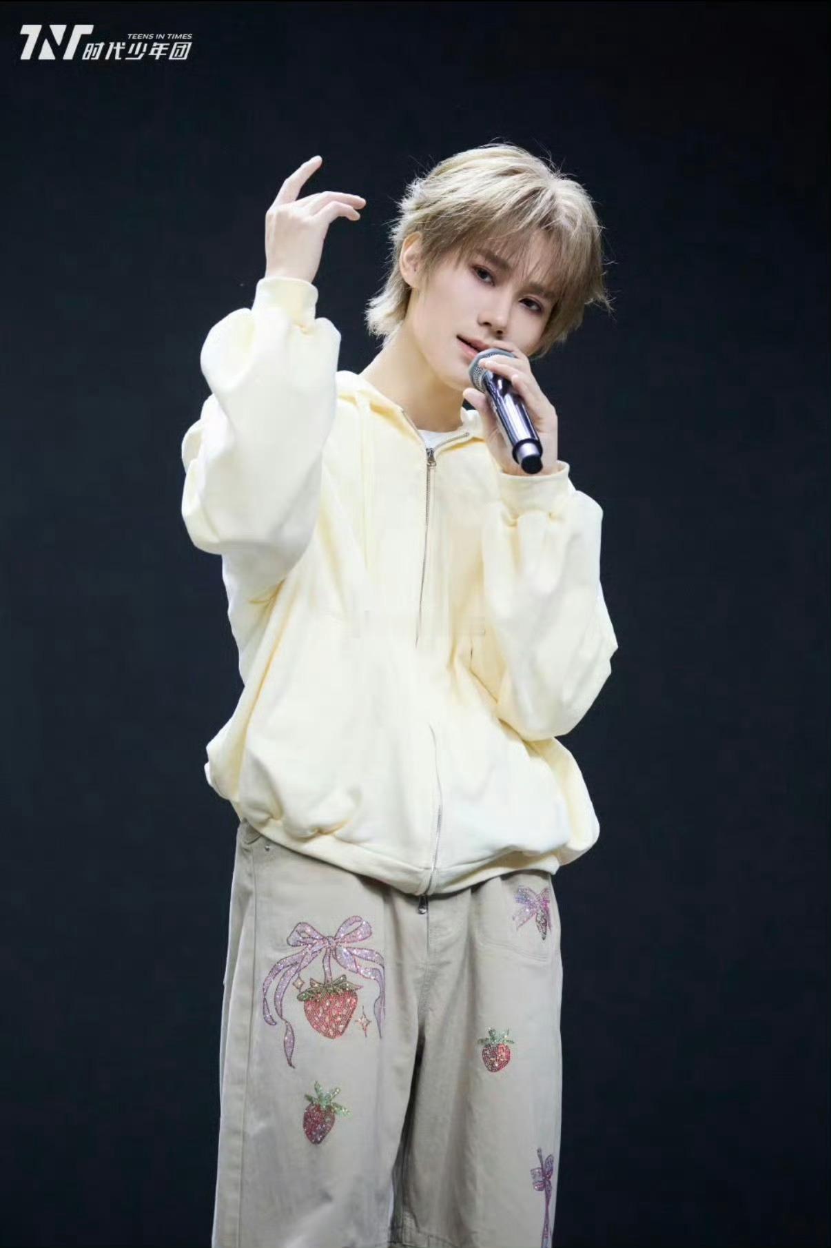 时代少年团，就像是一群来自梦幻世界的精灵，在舞台上与私下里展现出截然不同的迷人模