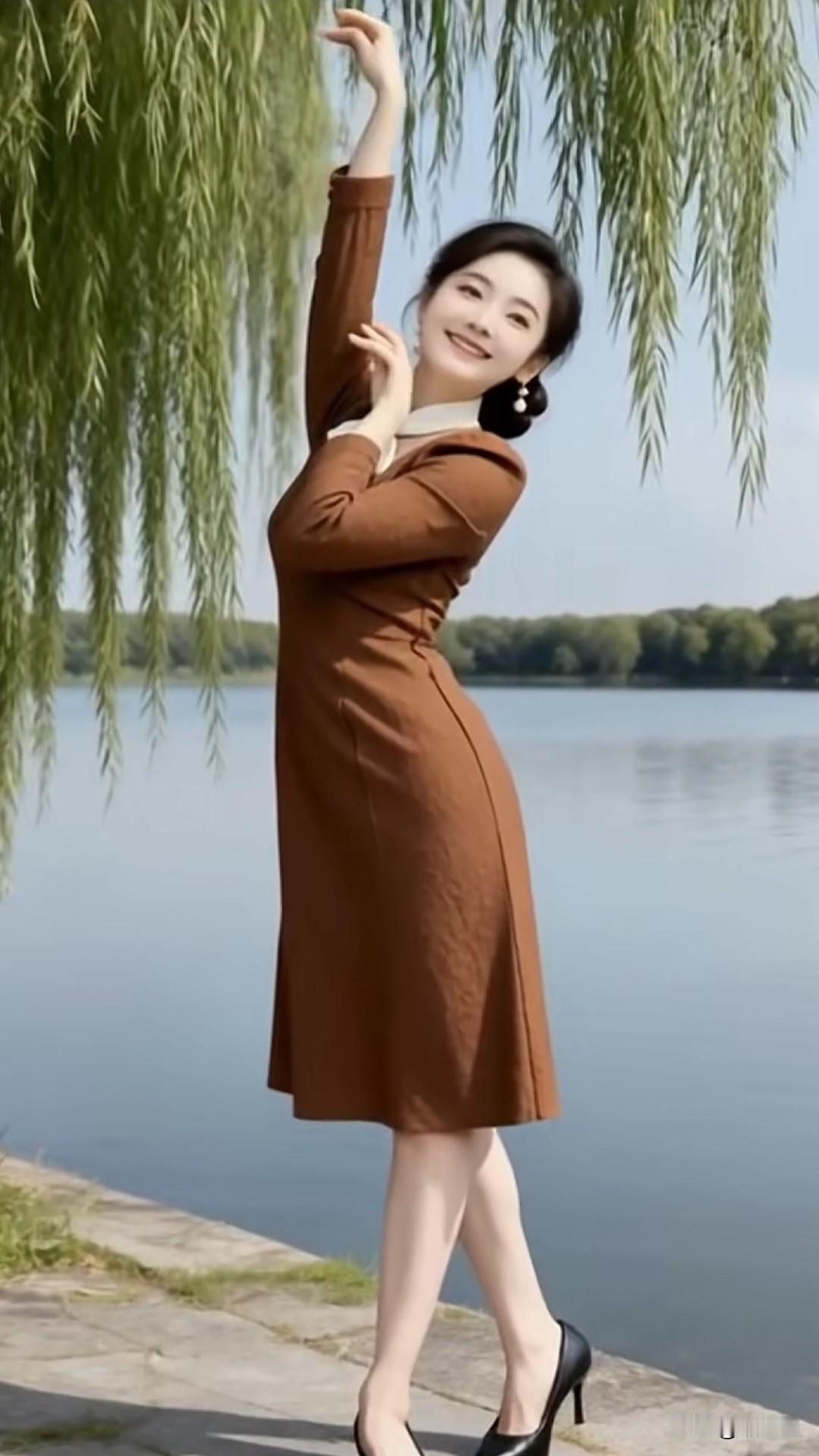 三月纷缨春渐重，雨淅生微凉。
几树妖娆半出墙，风动暗生香。
遥指远村溪柳样，且喜