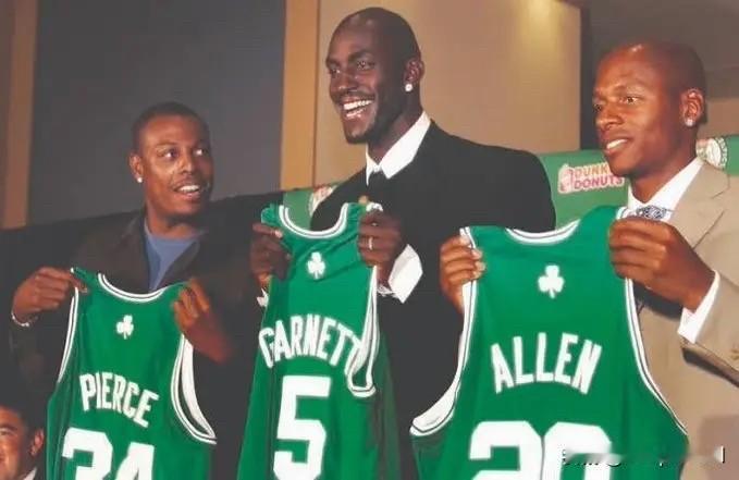 美媒NBA Memes更新社交媒体，晒出凯尔特人三巨头的照片。

其配图写道：“