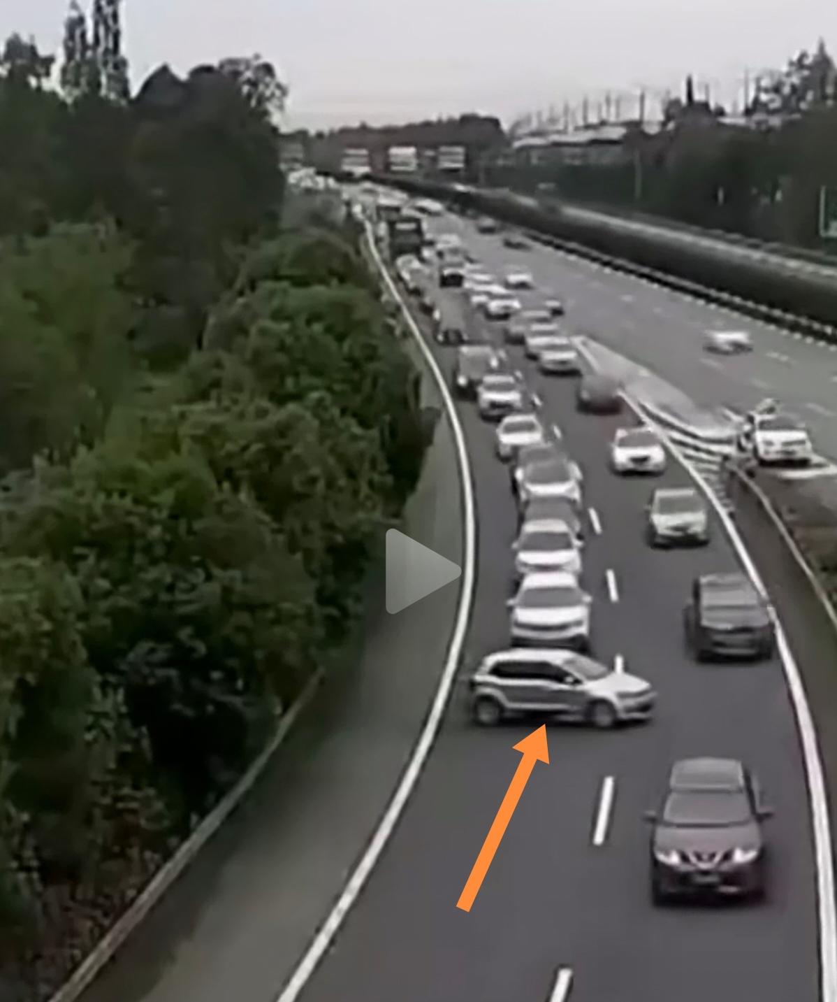 这种情况，下高速之后，再重新反向上高速就可以了。居然在高速出口调转方向，后面车流