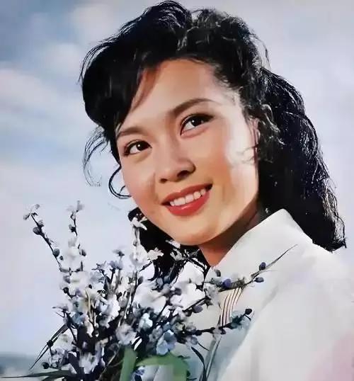 方舒真的输得挺惨。80年代她与刘晓庆齐名，妥妥一副“天胡好牌”。家庭背景优渥，外