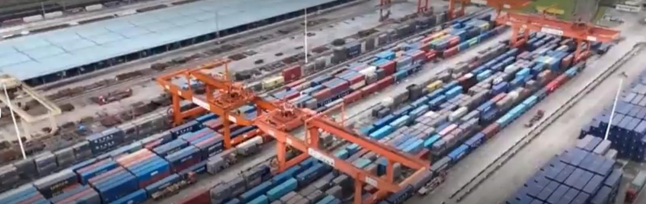 从长江黄金水道到国际物流大通道，重庆依托区位优势，打通内陆出海出境新路径。一江碧
