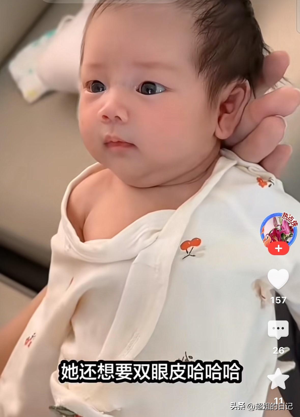小汪宝好像混血，排气操给人家做的，大家看着好紧张呀。
看着应该是专业保姆给孩子做
