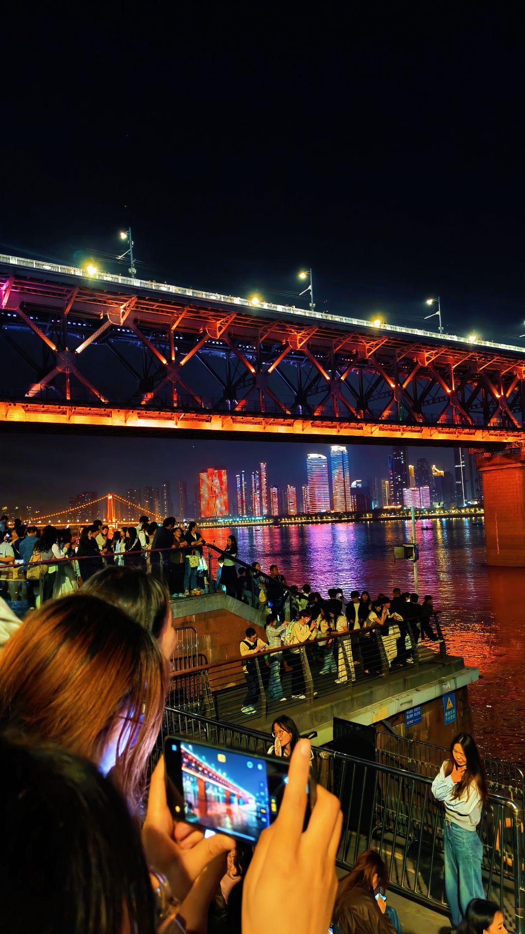 吹过长江大桥的风， 才算真正到过武汉。