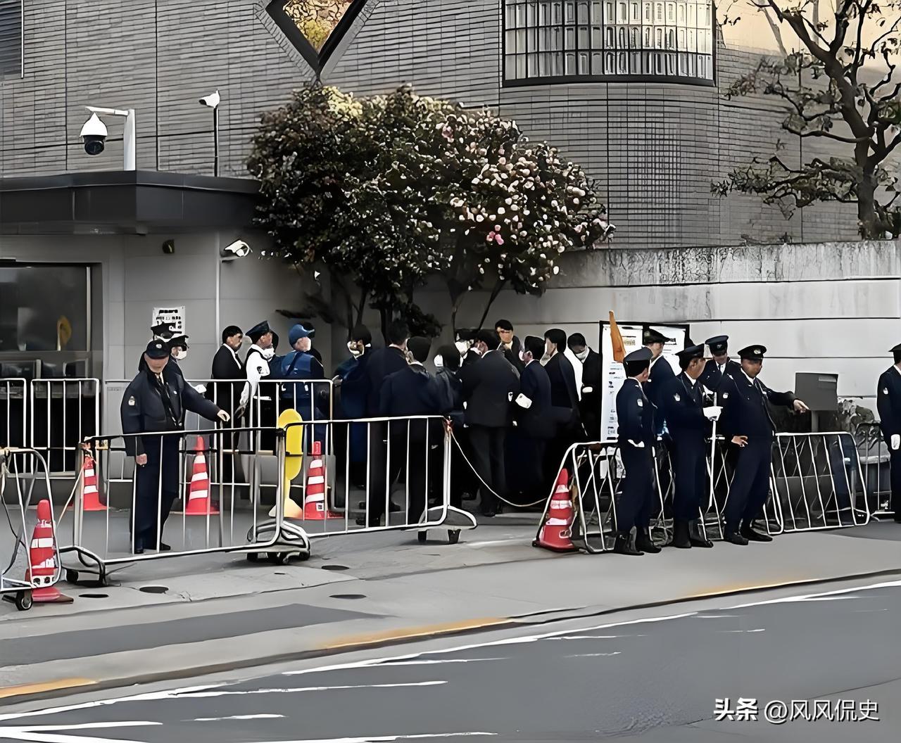 日本这回是真的疯了。过去48小时，东京连出两招险棋。现役军官提刀硬闯中国大使馆，