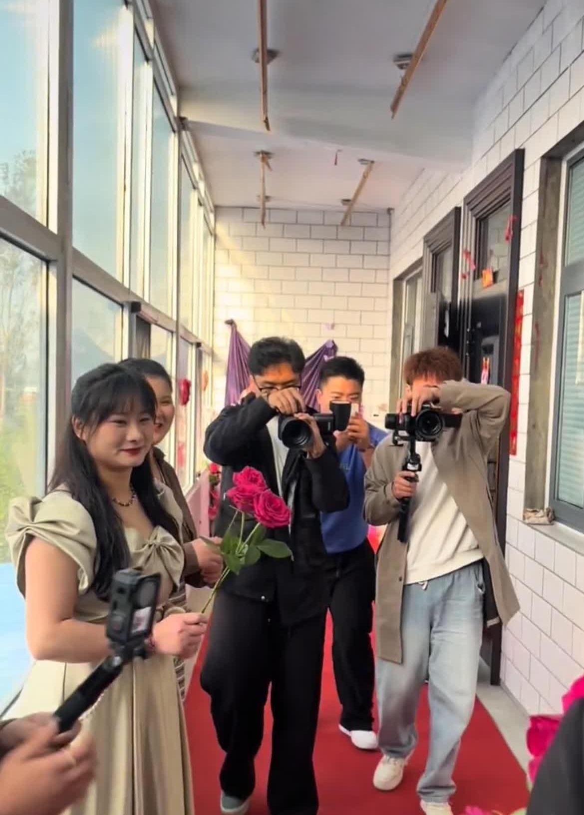 现在农村的婚礼，真的越来越有仪式感了。
 
迎亲的长廊铺着红地毯，阳光透过玻璃窗