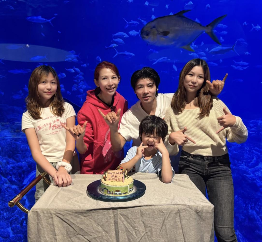 蔡少芬张晋夫妇为小儿子庆祝6岁生日，一家五口到海洋公园游玩，每个人脸上都洋溢着幸