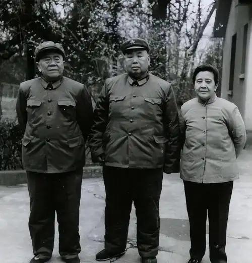 1995年，许光，也就是许世友之子，和妻子一起来北京看望女儿，却对她说：“我们不