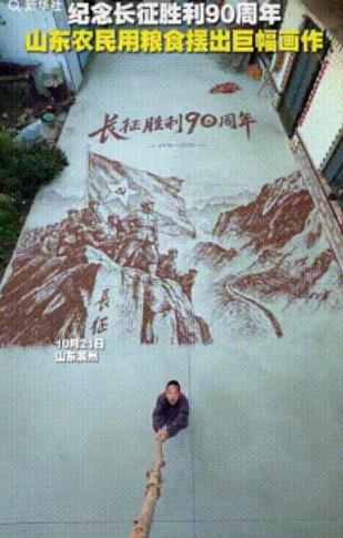 10月21日，山东滨州，一男子拿出自家的小麦，想要晒一晒，看着宽敞的院落，他便想