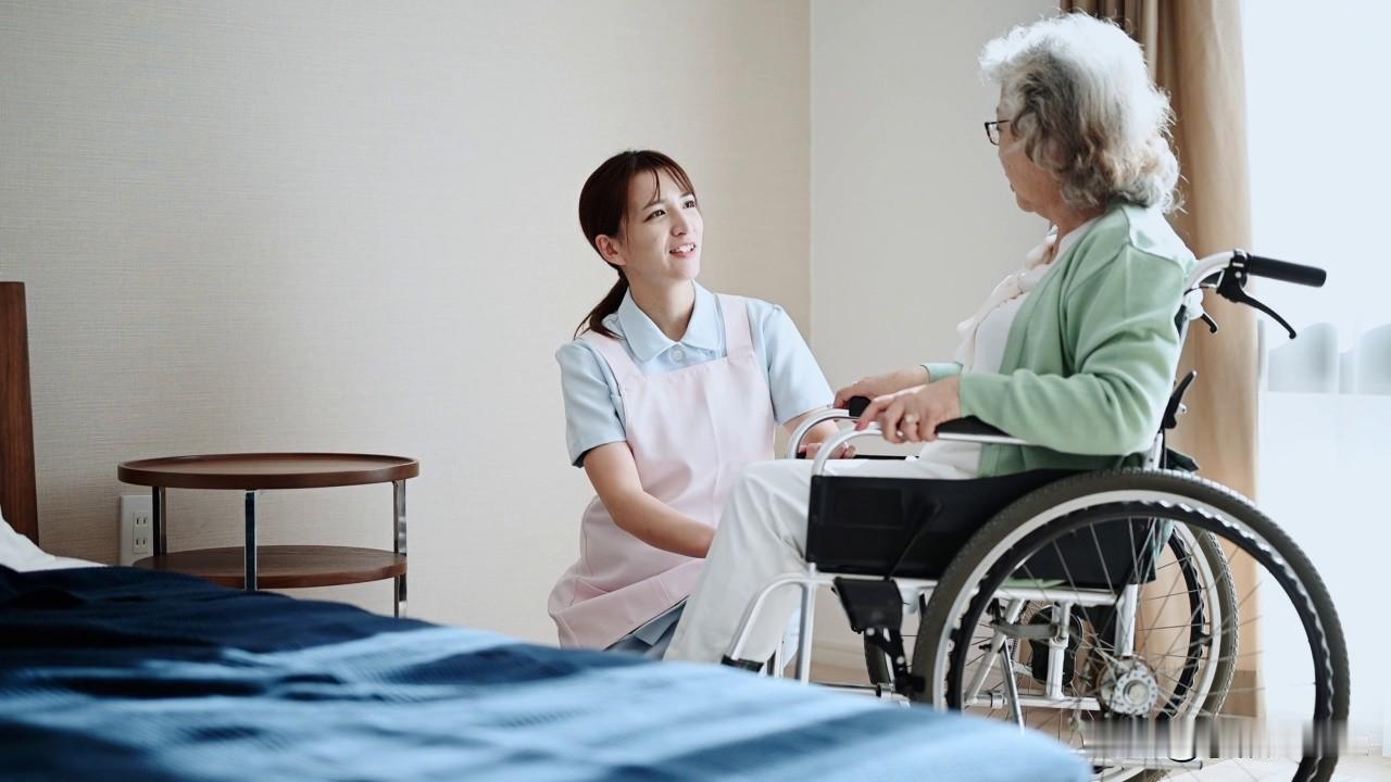 养老产业的壮大，不仅减轻了家庭养老压力，也创造了更多就业岗位，带动相关服务升级。