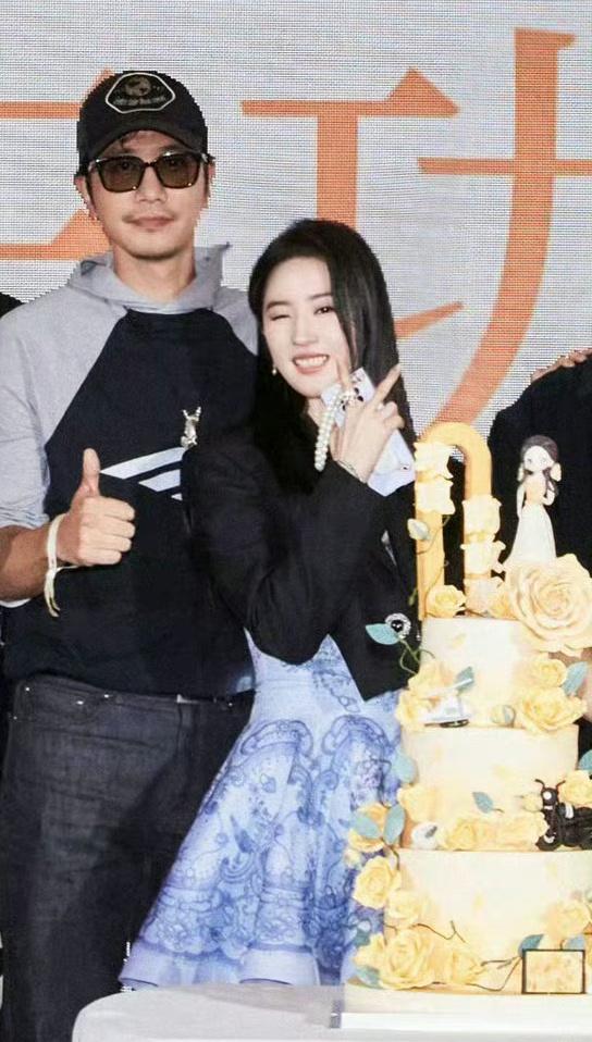 #庆功宴上的刘亦菲##每天带你看美女# 哎呀妈呀！大家只会反复的爱上神仙姐姐[羞