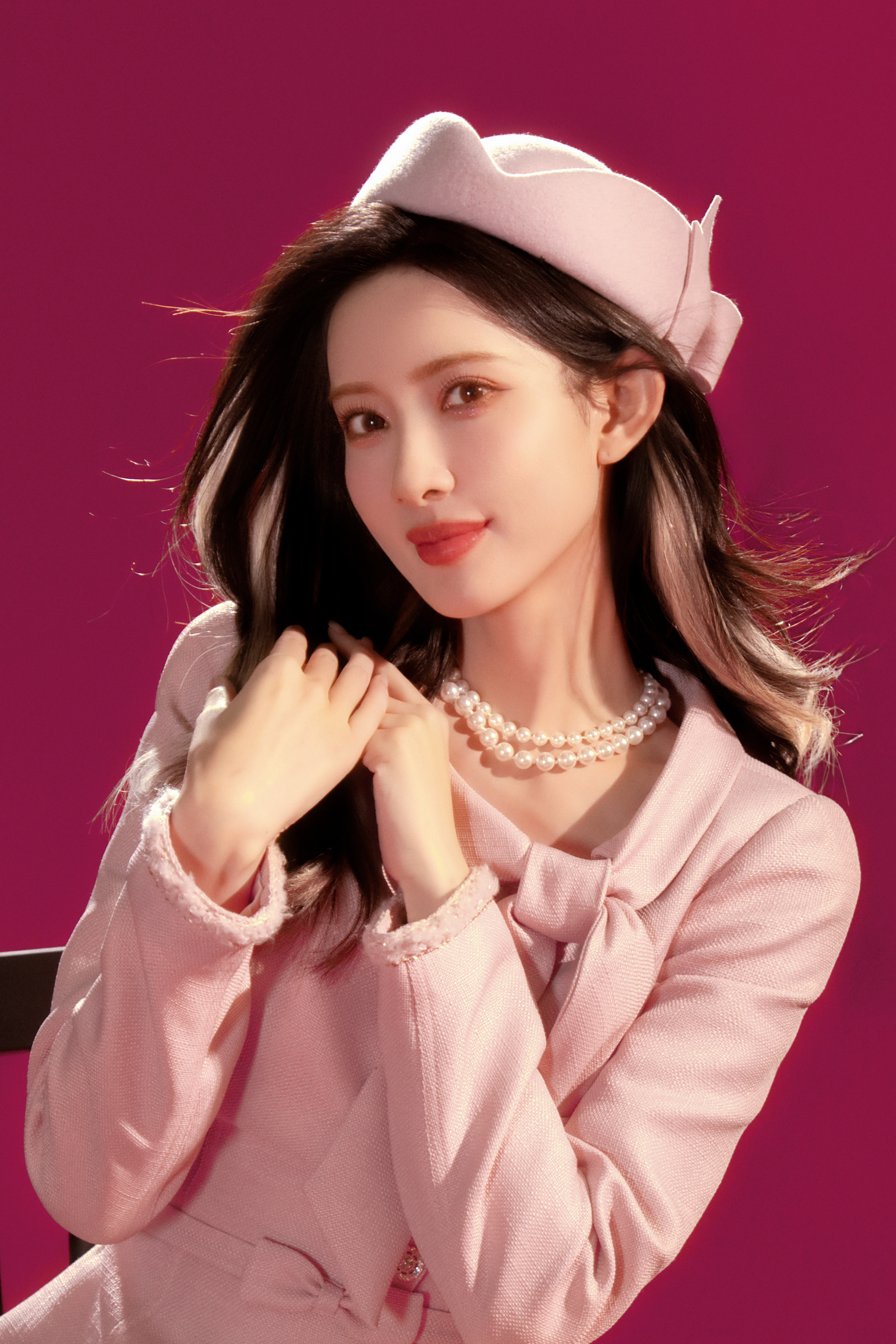 孟子义 俏丽甜心，自信从容。在黑白交错的陈规世界里，她是人群中一抹逆流而上的粉色