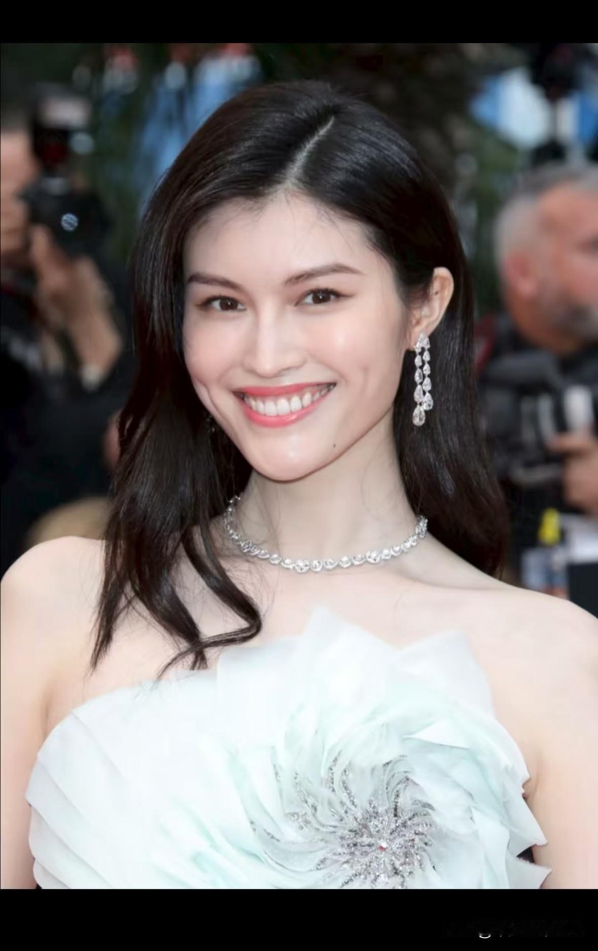 看了何穗的婚姻经历
我沉默了

​​原来与陈伟霆是她第二次婚姻，第一次结婚时，她