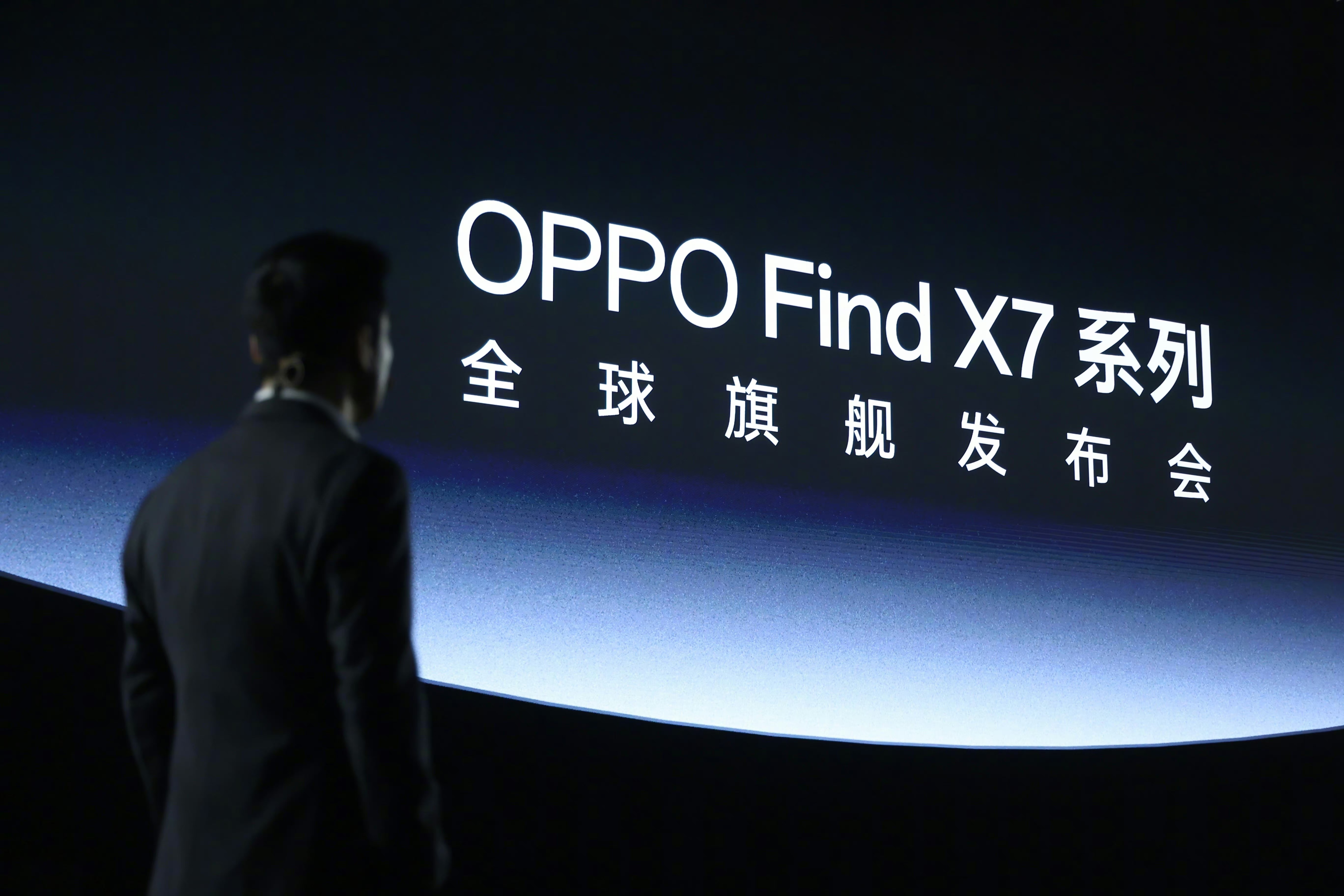 #OPPO 全球首款双潜望# 这是一次重大的突破，提升手机摄像头的光学变焦能力，