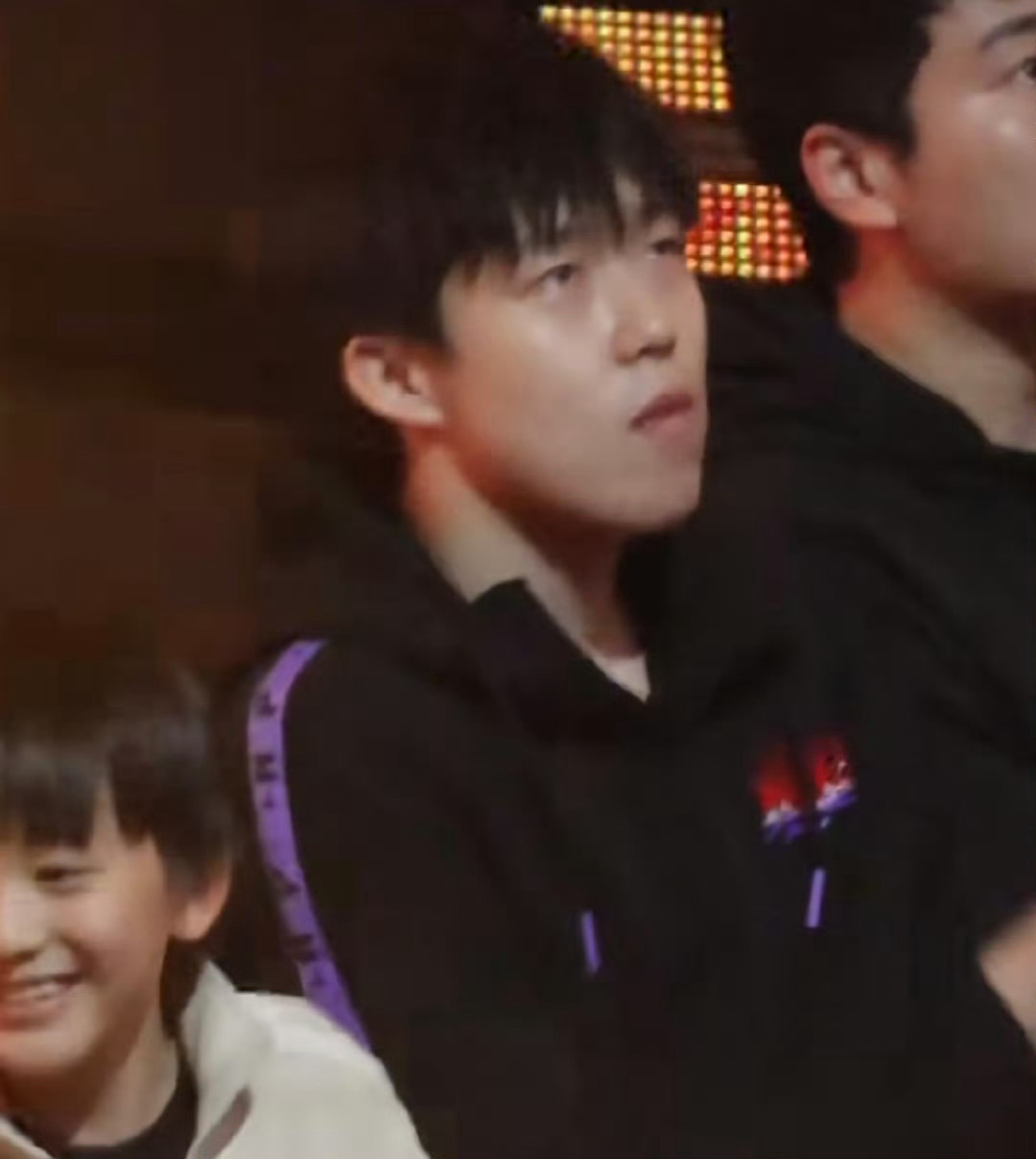 陪你观看比赛，陪你一起可可爱爱的小耶～[太开心]#王楚钦和马琳儿子分享零食# ​