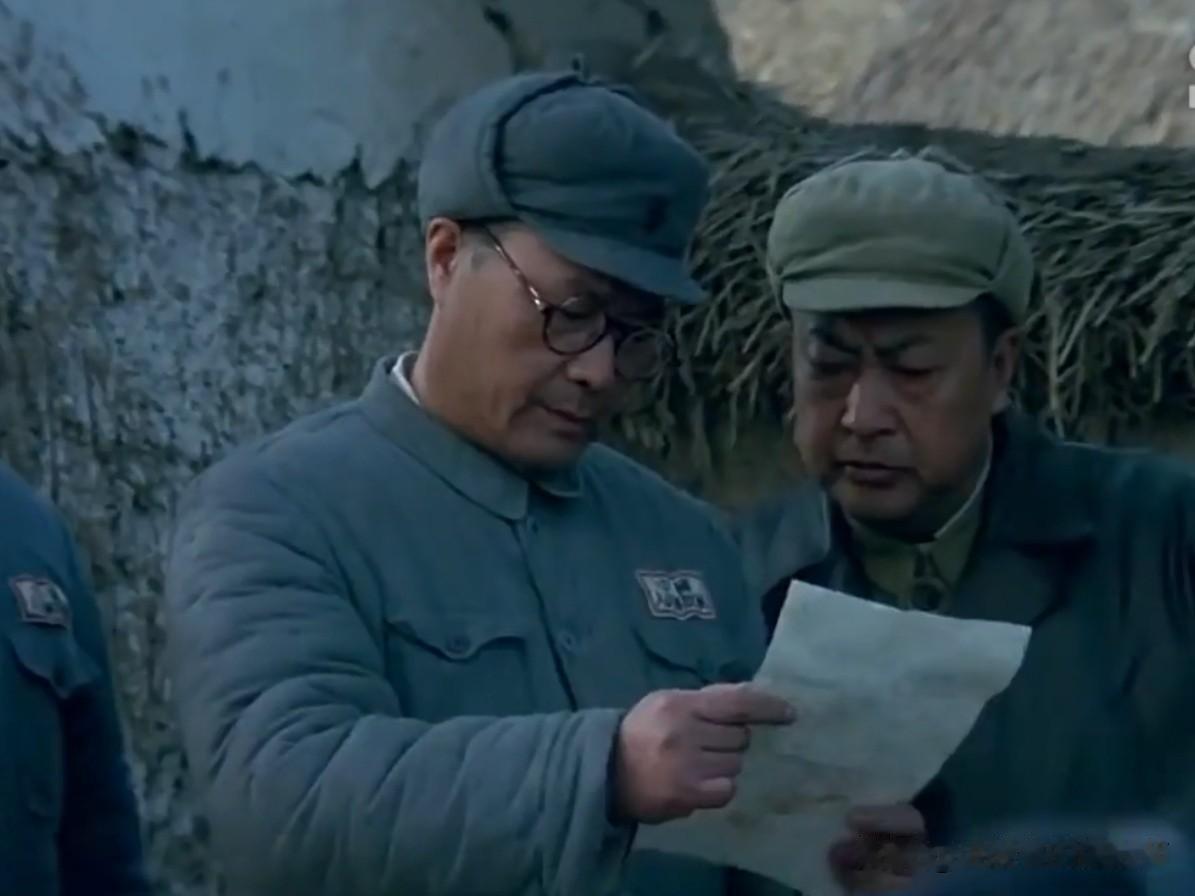“吃一个，挟一个，看一个”指的是吃一个黄百韬，夹一个黄维，看一个杜聿明？
电影《