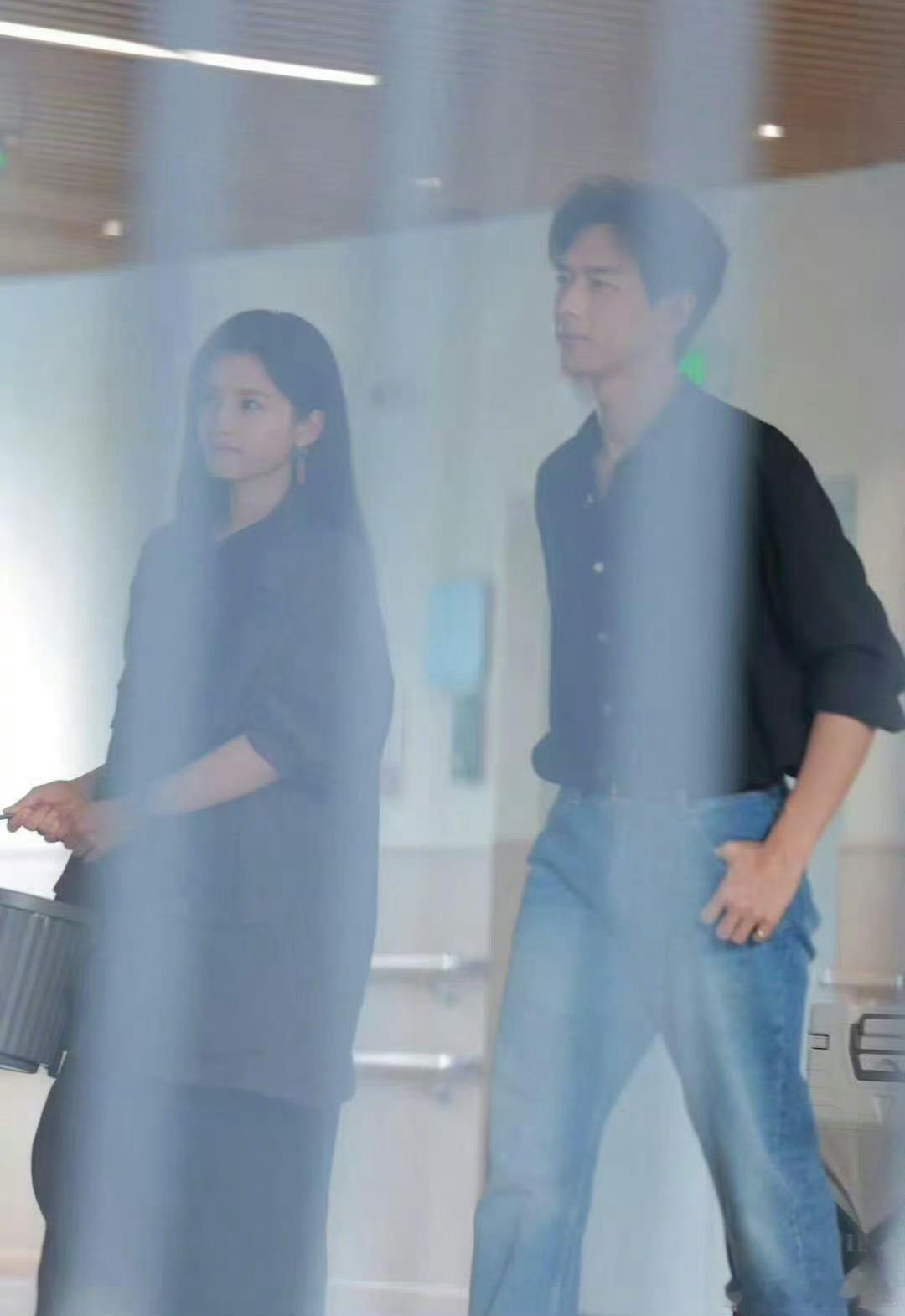 李现终于又拍现偶了明开夜合小说《雾里青》由李现，张婧仪主演，今日开拍了，看路透和
