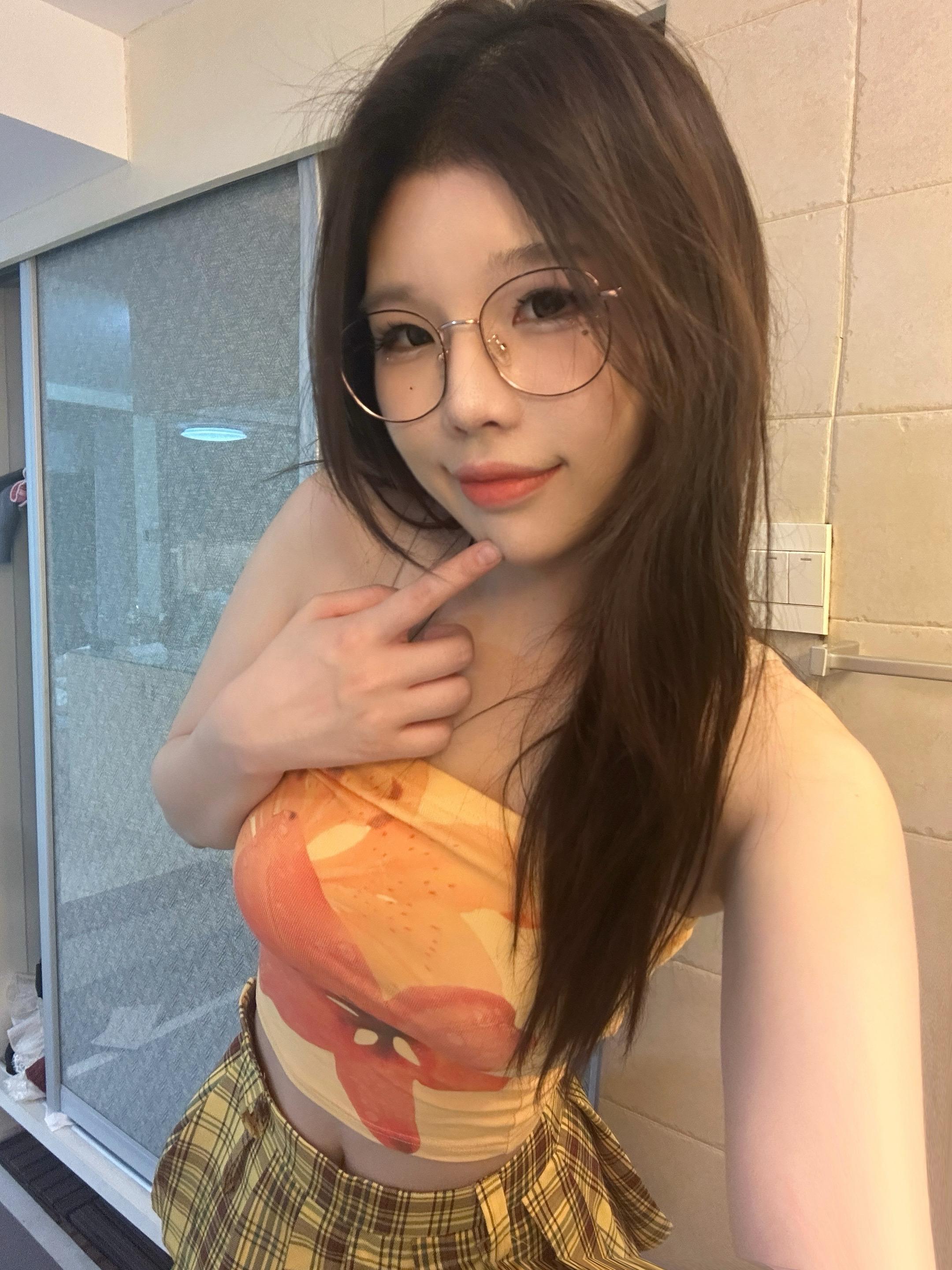 夏天来了甜妹怎么可能不穿吊带。甜妹