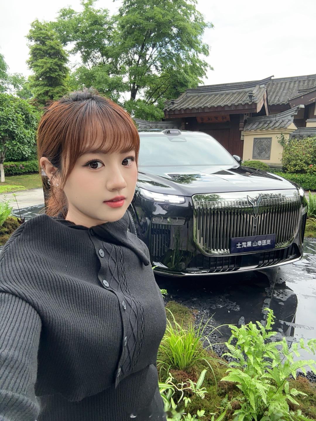 肉丸日记📔 早啊大家岚图泰山黑武士和这个中式别墅场景的气场蛮搭配的岚图泰山黑武