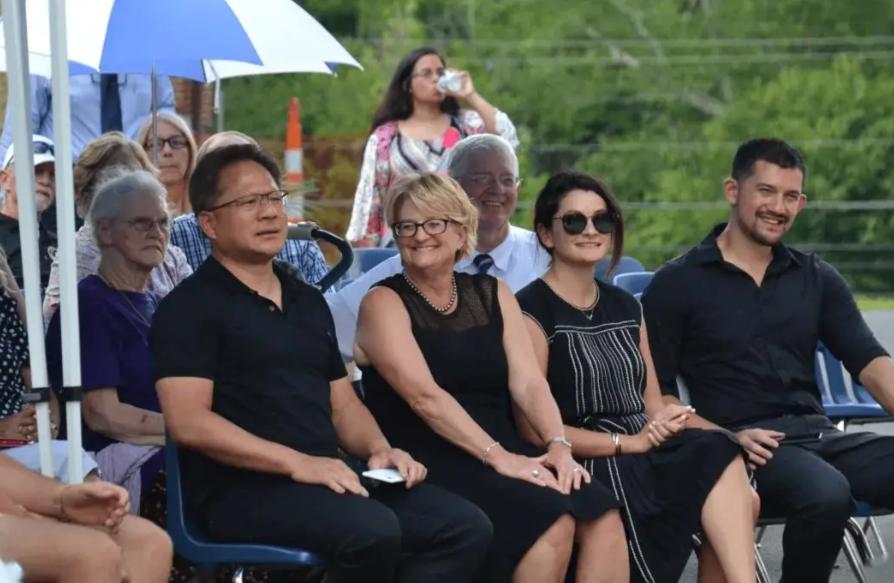 怪不得有这么一种说法，说华人如果和白人结婚，不出三代，基本就看不到华人的模样咯。