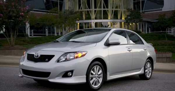 【10年前的丰田卡罗拉遭车主集体投诉：仪表台老化出油反光 不安全】快科技2月22