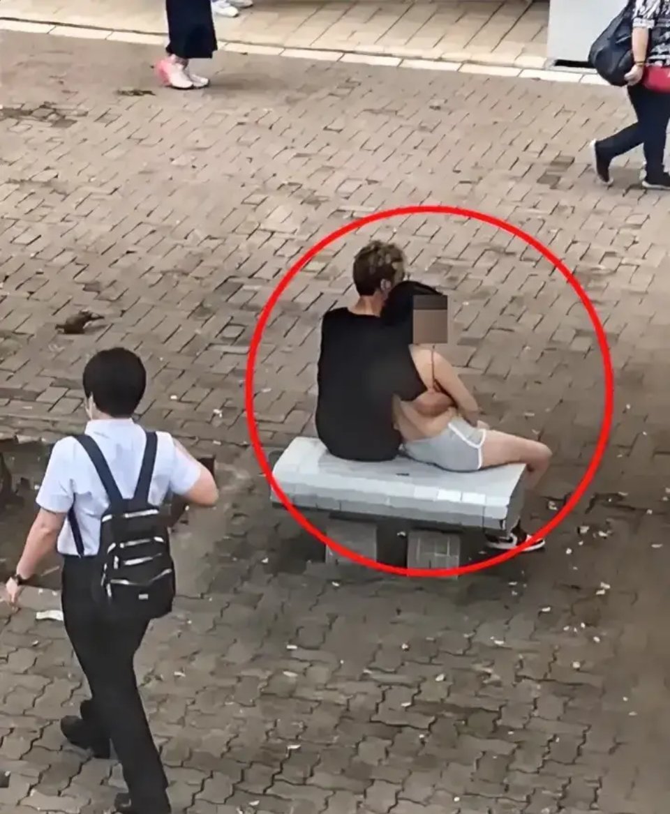 某地，一女子只穿肚兜、短裤，光天化日下任由“男友”摸胸这则新闻在社交媒体上疯传，