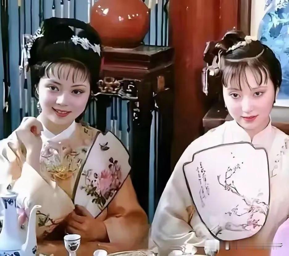 上联：壮志凌云事业高，
下联：豪情似海声名远。
 研读红楼之余，也玩一玩对联创作